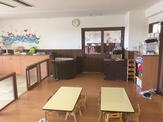 手作りのもので溢れるままごとコーナーです。あたたかみがあって子どもだけでなく大人もホッとしますね。年齢によってやりとりが違い，楽しい時間が流れます！手づくり遊具の紹介 ・春野弘岡中保育園②ままごとコーナー「対象年齢」：２歳～５歳 「ねらい