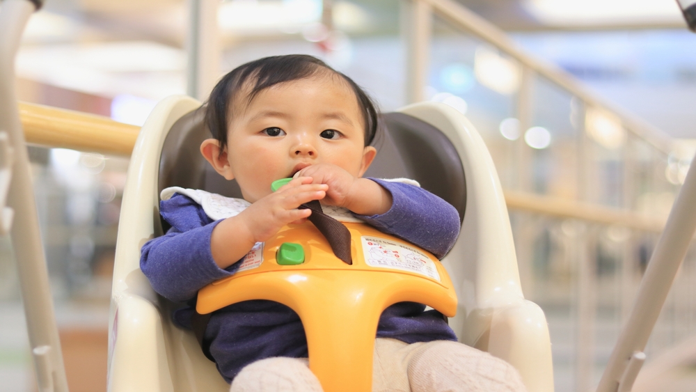 コストコ🛒カートデビュ🛒✨ ちょっと大きいけど座れるかな？と試したら少しグラつくけど、固定ベルトでしっかり留めたらgood🥴👍✨買い物中は終始無言でキョロキョロ🙄 お会計はひとりでお利口に並んでる🛒🛒🛒コストココストコベビー連れ生後8ヶ月生後8ヶ月