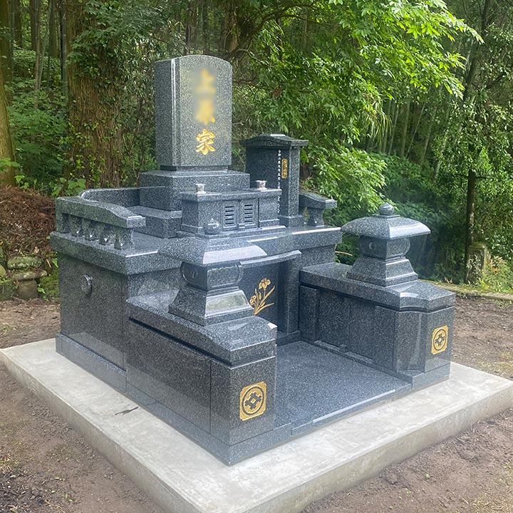 仙台市立いずみ墓園芝墓所に、ピンククラッシュとインド産マハマブルーのガラスの光り墓を新設。透明感ある宝石のようなお墓宮城県仙台市の墓石はストーリーインストーン