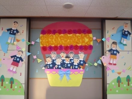 無料ダウンロード型紙で「女の子③入園式・卒園式バージョン」の壁面飾りを作ってみた！保育園 幼稚園 介護施設 壁面装飾 製作 春 ３月 ４月壁面 飾り型紙工房