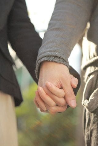 恋人繋ぎをしたい心理って？付き合っていないのに恋人繋ぎってあり？ - CanCam.jp キャンキャン