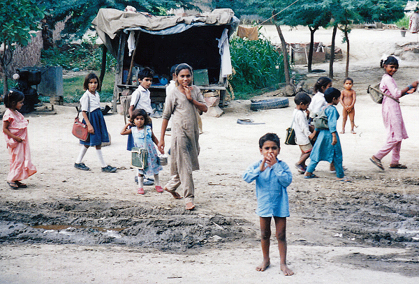 暑い日差しの中、インドの孤児院の子供に届ける支援物資の荷造り – ＮＰＯ法人アジアキッズケア
