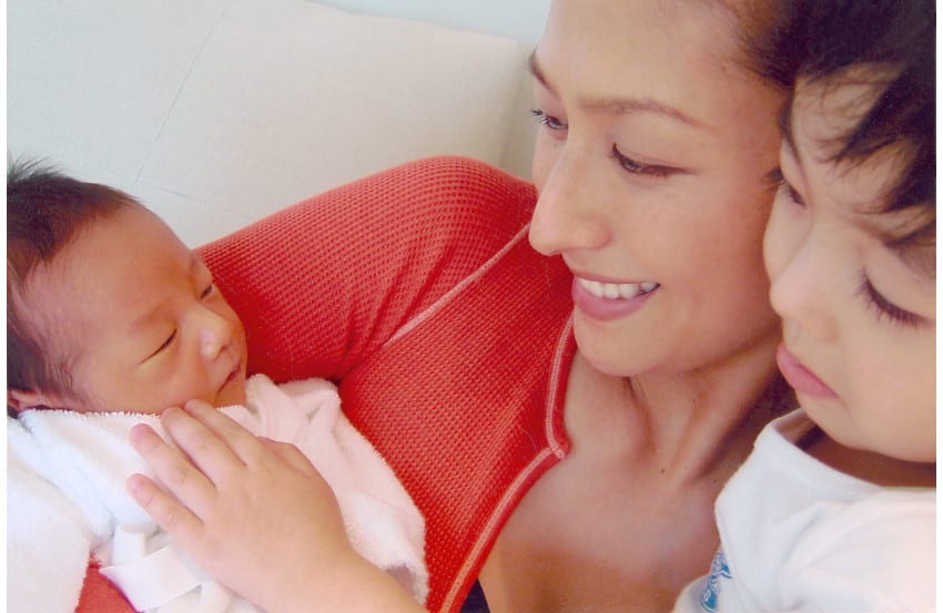 写真 亜希の息子の涙の誕生日を親友・陣内貴美子が仕切るNEWSポストセブン