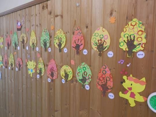 秋の山のキノコ狩り』 壁面飾り・高齢者施設向け みんなで作る壁面飾りです。 ＊ 葉が色づき、山はすっかり秋の景色🍁絵の具で合わせ絵の技法を使った様々な模様のキノコが可愛らしい🍄 色数を絞り温かみのあるトーンに統一するとまとまります。 北欧パターン風のお洒落