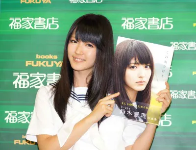 鈴木愛理、お茶目な表情を見せたポッキー“もぐもぐ”SHOTに反響「とっても可愛い」「笑顔最高」E-TALENTBANK co.,ltd