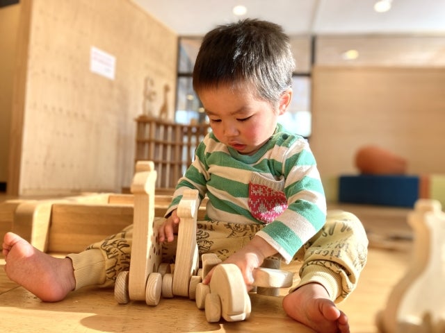 赤ちゃんの一人遊び、どうやって見守る？うながし方は？ - Chiik! チーク-乳幼児〜小学生までの知育・教育メディア