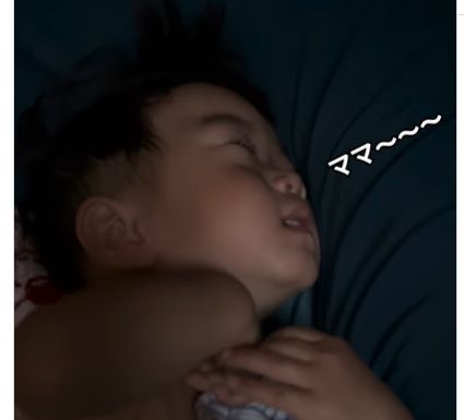 え？ 起きてる!? ママも思わず焦ってしまう音量でクセの強い赤ちゃんの寝言「ずっと見てられる♡」