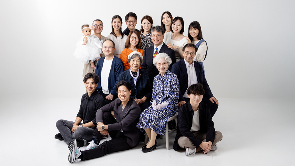 冬の家族の楽しみ。幸せな家族は、雪と降雪を楽しんだり、屋外で楽しんだり、雪の降る冬の 日に公園や森で一緒に時間を過ごしたりしています。スローモーション。高品質の写真の写真素材・画像素材 Image 193027305