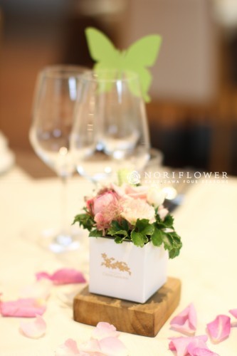 テーブル装花をコスパよく高見えさせる4つの節約術！鏡や水が効果的！？みんなのウェディングニュース