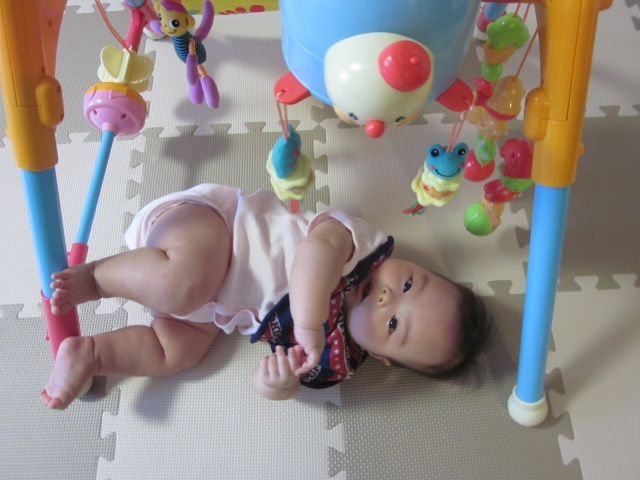 100均で作る手作りベビージム 2m29d珈琲とドーナツと伊達眼鏡 〜H28.9出産 26歳新米ママブログ