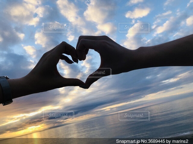 自分の手でハートを作るカップル — ストック写真 © DragonImages183536722