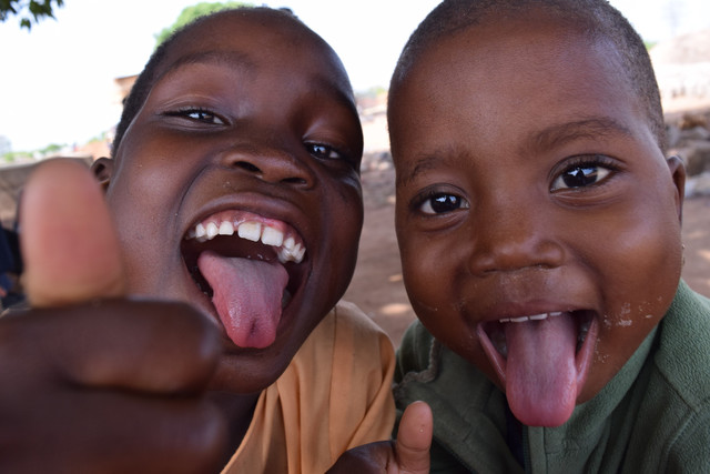 アフリカの子どもが日本のお菓子食べたら反応が想像を超えた, @moyo_children_centreの子どもたちに日本のお菓子食べてもらいました☺️🇯🇵🍭, 子どもたちとコラボしたロンT販売中🎨, 詳細は@rahakenya_official のオンラインストアへ🙋🏽‍♂️, ., ., .,ケニア旅行,チャリティ,アパレルブランド,海外移住,国際支援