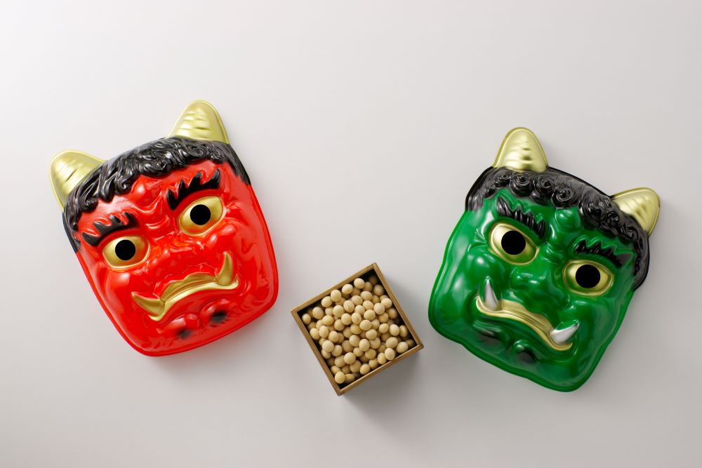 📌節分の鬼のお面製作 紙袋を使用して迫力のある 鬼のお面を作りました！ 目のになる部分を切り取ると 年長さんでもスッポリ被れるお面です👹これで小さいクラスを驚かすと 泣いてしまう子もいるほどの迫力👏笑 子ども1人1人が好きな色を選び カラフルな鬼が完成しました