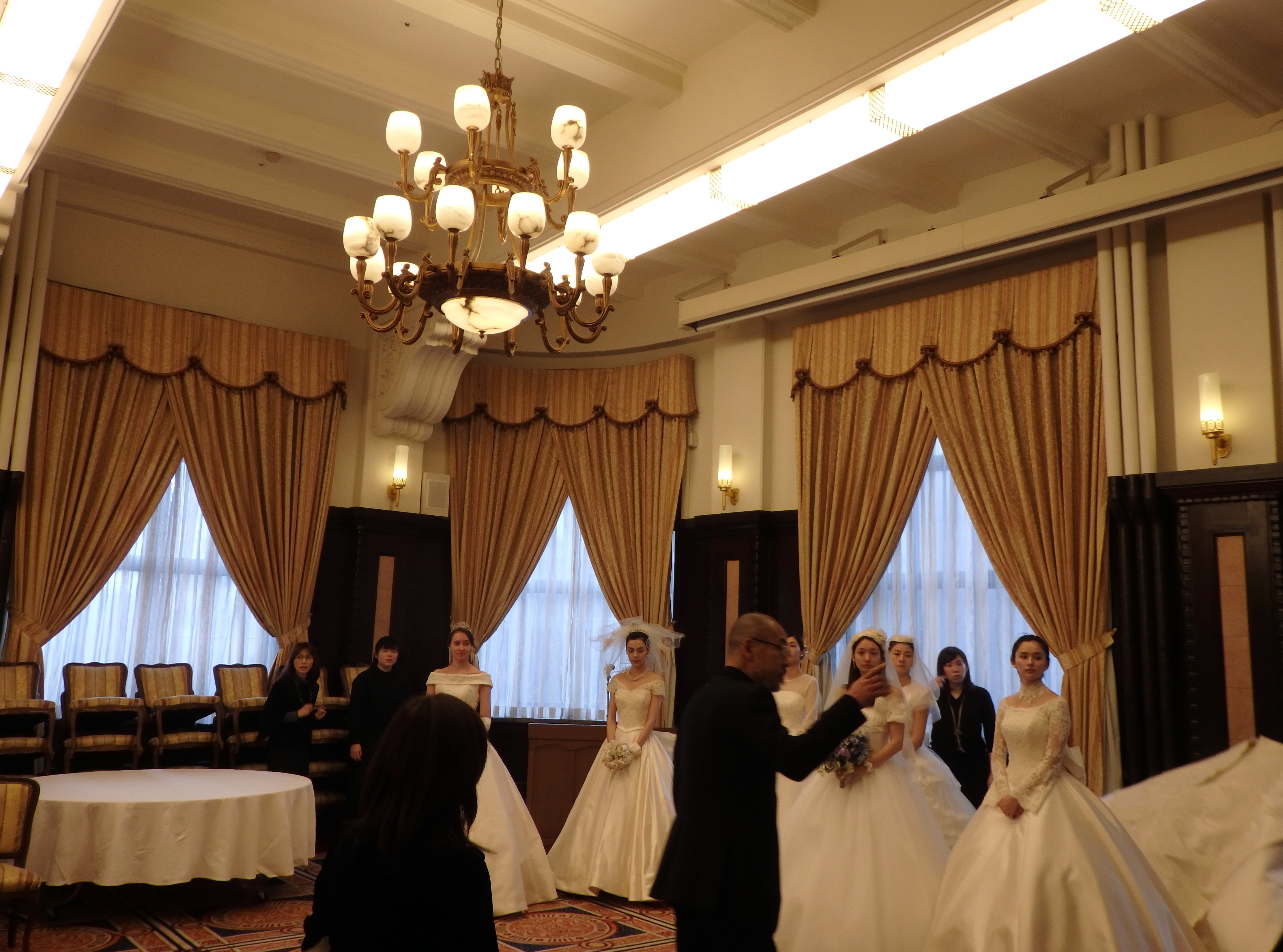 赤絨毯にウエディングドレスが映えます。 学士会館の撮影は建て替えのため年内までとなります。 この素敵な雰囲気で写真を残したい方は年内がチャンスです！撮影場所：学士会館 神保町フォトグラファー @nice_serina ヘアメイク @mue_wd_hairmake