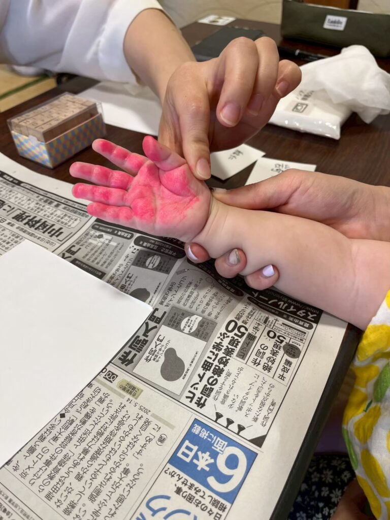 Shuttle Art 指絵の具 36色 44点セット 水性 洗える 手形アート フィンガーペインティング 子供用 30ml 落書き帳 ペイントブラシパレット付き おうちアート 赤ちゃん手形 足形 幼稚園用 遊び道具 入園祝い プレゼント