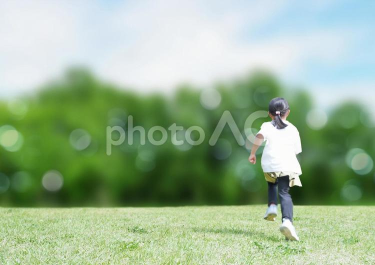 走る子供後ろ姿 緑背景 - No: 4988331写真素材なら「写真AC」無料 フリー ダウンロードOK