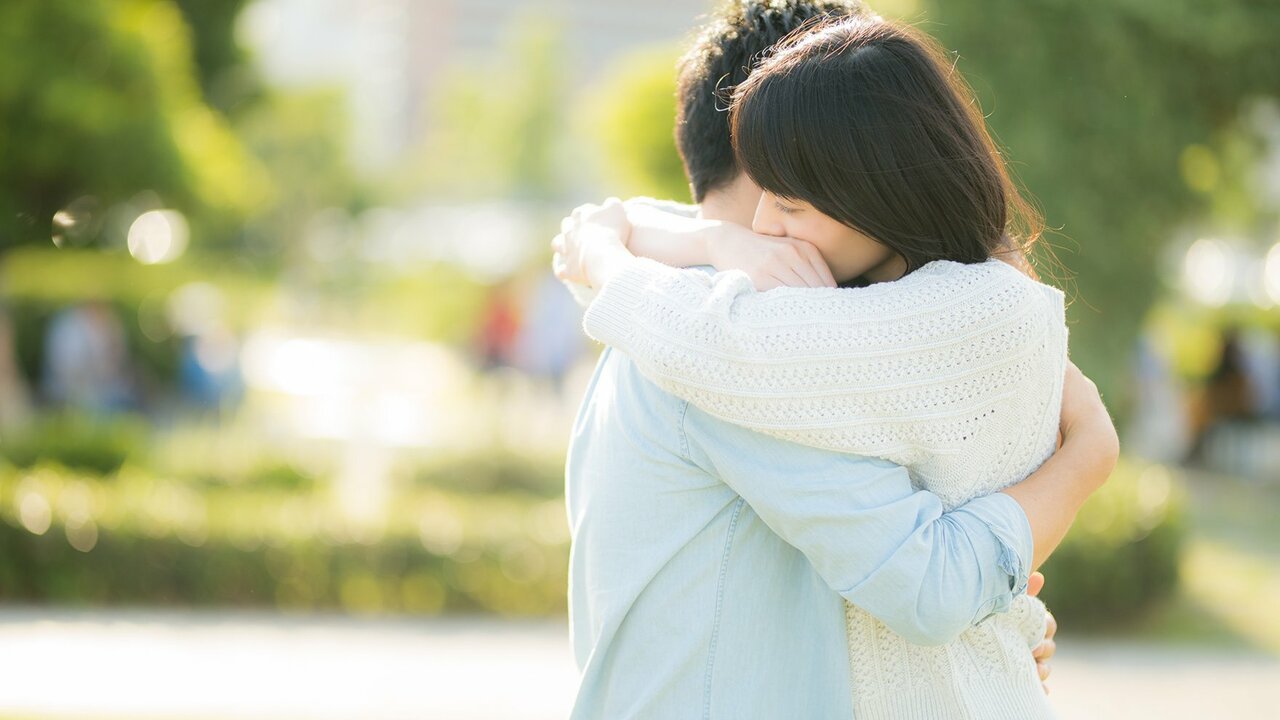 肩を抱くイラスト無料イラスト・フリー素材なら「イラストAC」