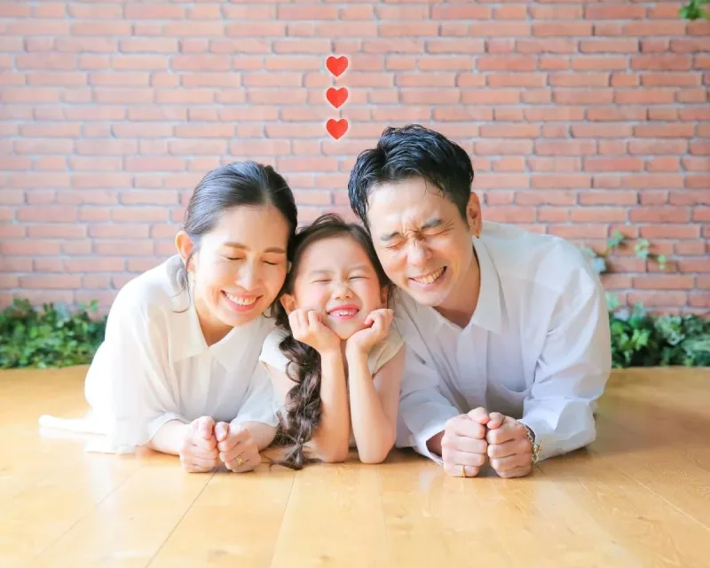 2025年最新 おしゃれな家族写真の撮り方！服装と構図を徹底解説スタジオキャラット七五三・お宮参り・成人式・マタニティフォトの写真撮影