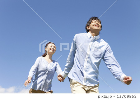 去ろうとする相手の腕をつかんで引き止めるシーン 。韓ドラでよく見る。このままグルンと回して抱きしめたり、後ろから抱きしめたり。このムヨンは引き止めたけど、どうしたいか分からなくて手 を離してしまう。自分で自れいち