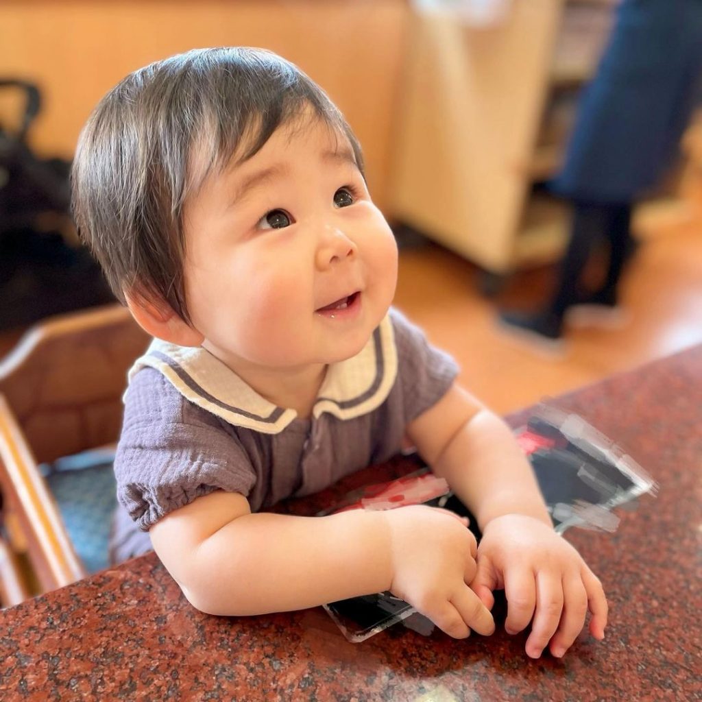 もちもちほっぺをスリスリちゅ 生後6ヵ月の双子赤ちゃんの2年後の姿が尊い「可愛いが2倍」「愛おしいがダダ漏れしてる」eltha エルザ