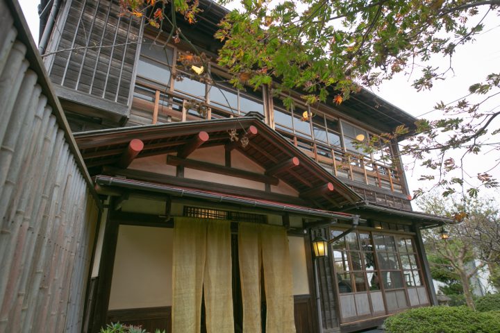 さいたま市見沼区の古民家レストラン「木こり亭」の屋根裏をチャペル風に装飾し挙式 写真提供＝カメラマン黒岩拓也さん- 大宮経済新聞