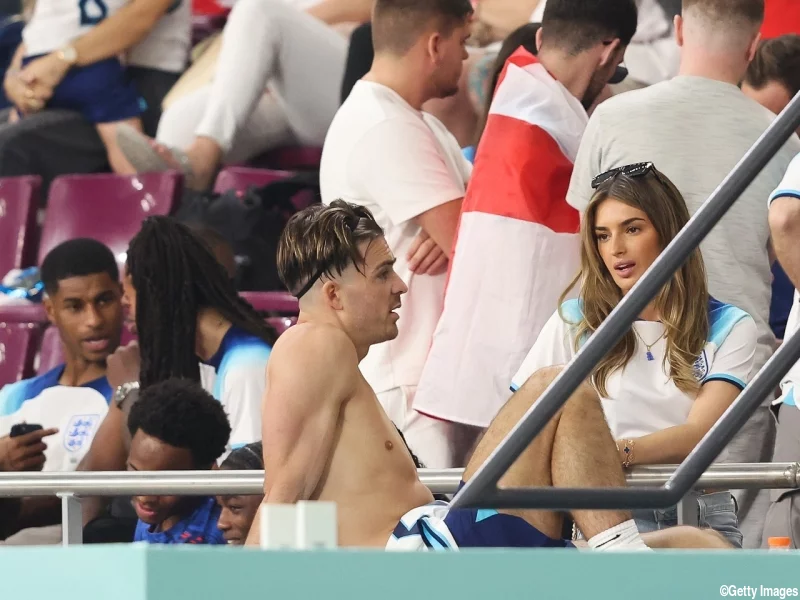 イングランド代表チームがWAGsと親密なジェスチャーを披露