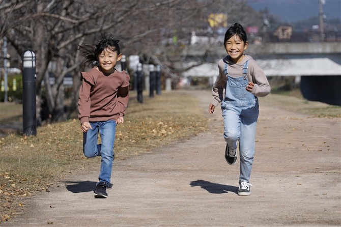 走るフクロウのヒナのイラストかわいいフリー素材集 いらすとや