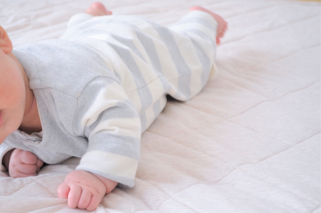 赤ちゃんが立つのはいつから？ 時期の目安や前兆、歩く練習方法を解説 - AQレントマガジン