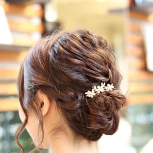 サイドアップのお呼ばれアレンジ♡おしゃれなアシンメトリーのヘアスタイルをご紹介ホットペッパービューティーマガジン