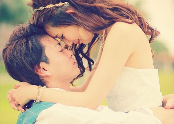 おでこをくっつける女性 - 商用利用可能な写真素材・イラスト素材ならストックフォトの定額制ペイレスイメージズ