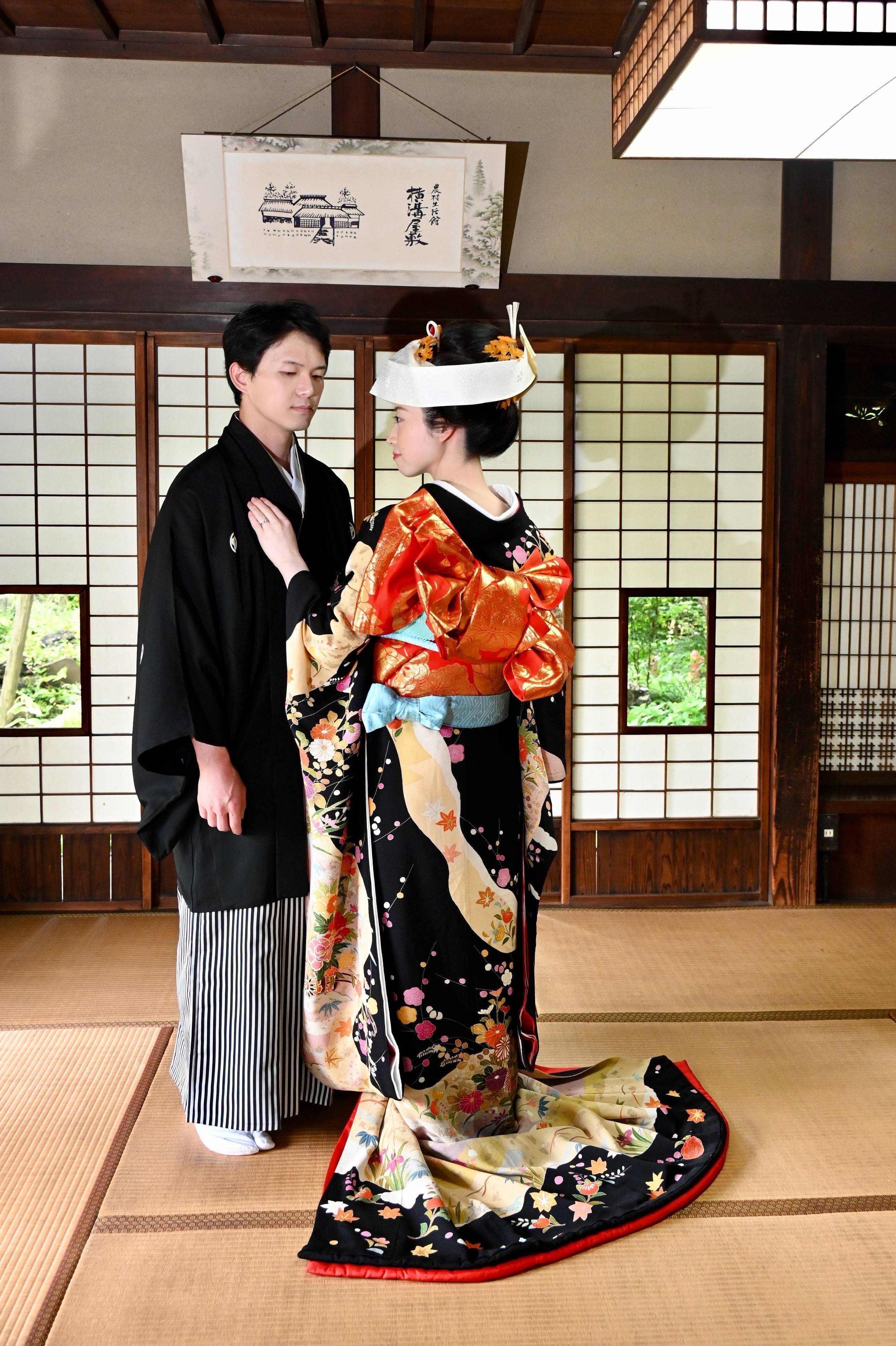 萬屋本店の黒の引振袖に一目惚れされた新婦様のご結婚式スタッフブログ大正ロマンな鎌倉の結婚式場・和婚ウェディングは萬屋本店