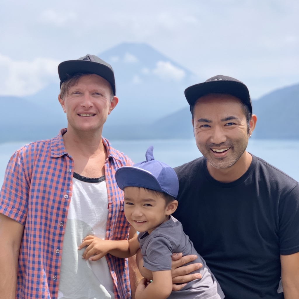 色々といわれることもあったけど、いつの世も幸せは自分で決めるものだと思うの。ゲイだから不幸とか、ノンケだから絶対幸せとかは幻想。セクシャリティじゃなくてその人が幸せになろうと頑張った努力の結果。みんなはどう思う？？ゲイ ゲイカップルゲイ夫夫 ゲイ