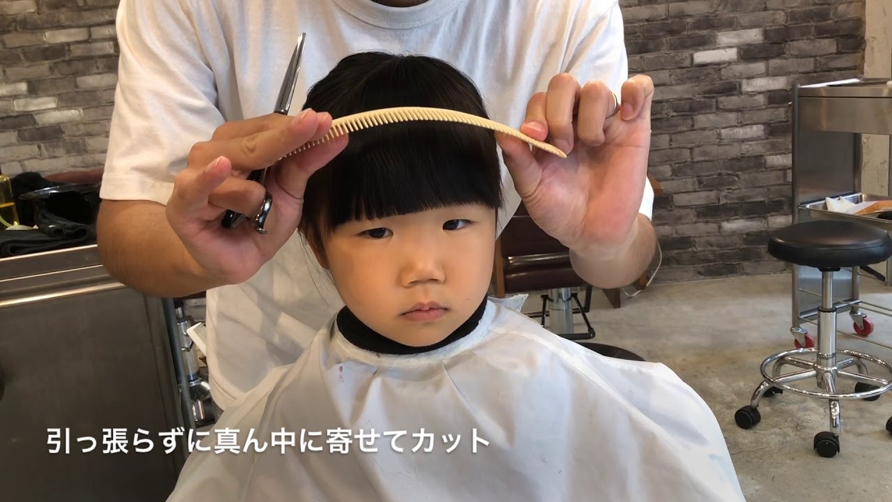 よく保育園のママ友に褒められる男の子のヘアアレンジをご紹介します🥰🙏 1.前髪を1つに結ぶ 2.結んだ下の方に輪っかを作ってくるりんぱ3.耳上の髪の毛を結び 輪っかを作ってくるりんぱ 4.3の髪の毛と一緒に耳下の髪の毛を結び 輪っかを作ってくるりんぱ 5.反対側も同じ