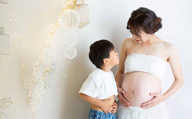マタニティフォトを夫婦で撮ろう！おすすめのポーズや服装をご紹介マタニティフォトのフォトスタジオ・写真館はらかんスタジオ