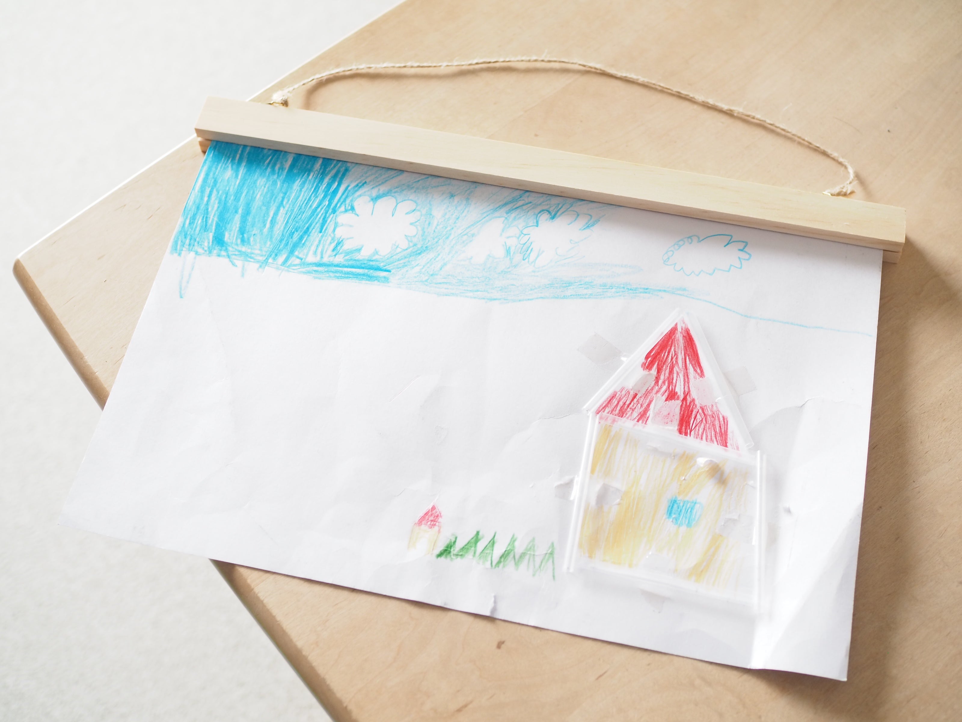 100均セリア！クリップボードでDIY「子どもの作品展示スペース」トノエル式