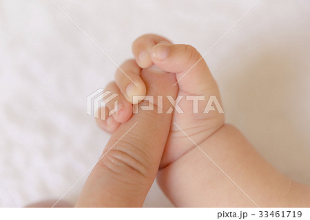 母親の指をつかむ赤ちゃん 11069001440 の写真・イラスト素材アマナイメージズ