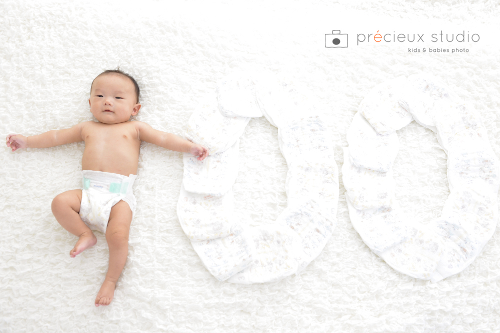 おむつ姿でこちらを見ている男の子の赤ちゃんの写真素材FYI07834972ストックフォトの Qlean Market キュリンマーケット