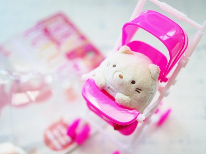 他の投稿こちら👉＠mommy_100yen ＼セリアのシリコーンおもちゃストラップこんばんは、マミーです💫 今回の投稿は ０歳ママさんにオススメしたいやつNo.1の シリコーンおもちゃストラップ これ、うちの外食する時の必需品です！ 外食する時、 おもちゃで遊んで待って