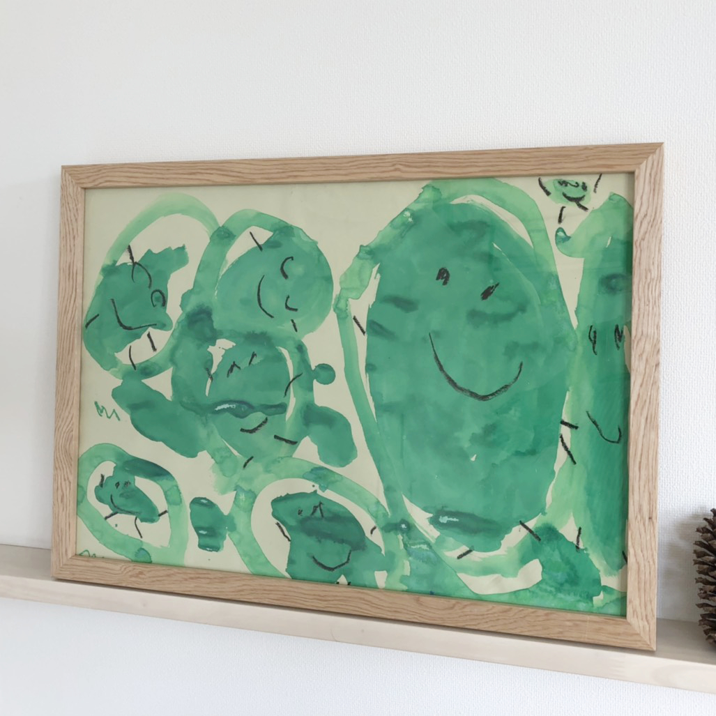 子どもの絵の飾り方 おすすめクレヨンやお絵描きやる気UP方法も - ソレドコ