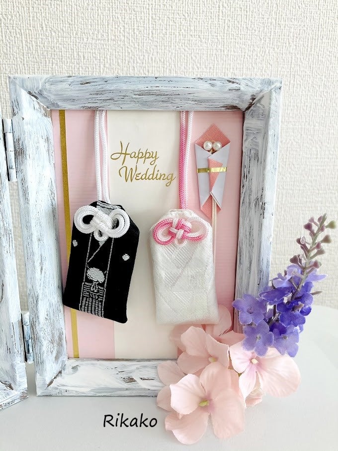 楽天市場 プレゼント お守りまごころ願い札 -夫婦円満-白赤 ギフト 和風 家庭円満 家内安全 木のお守り 縁起 おまもり 和柄 祈願メッセージ 彫刻 木札 木製 日本製 かわいい 友達 誕生日 結婚祝い 銀婚式 金婚式 還暦 6mm 送料無料 翌々営業日出荷 : ココロを贈る