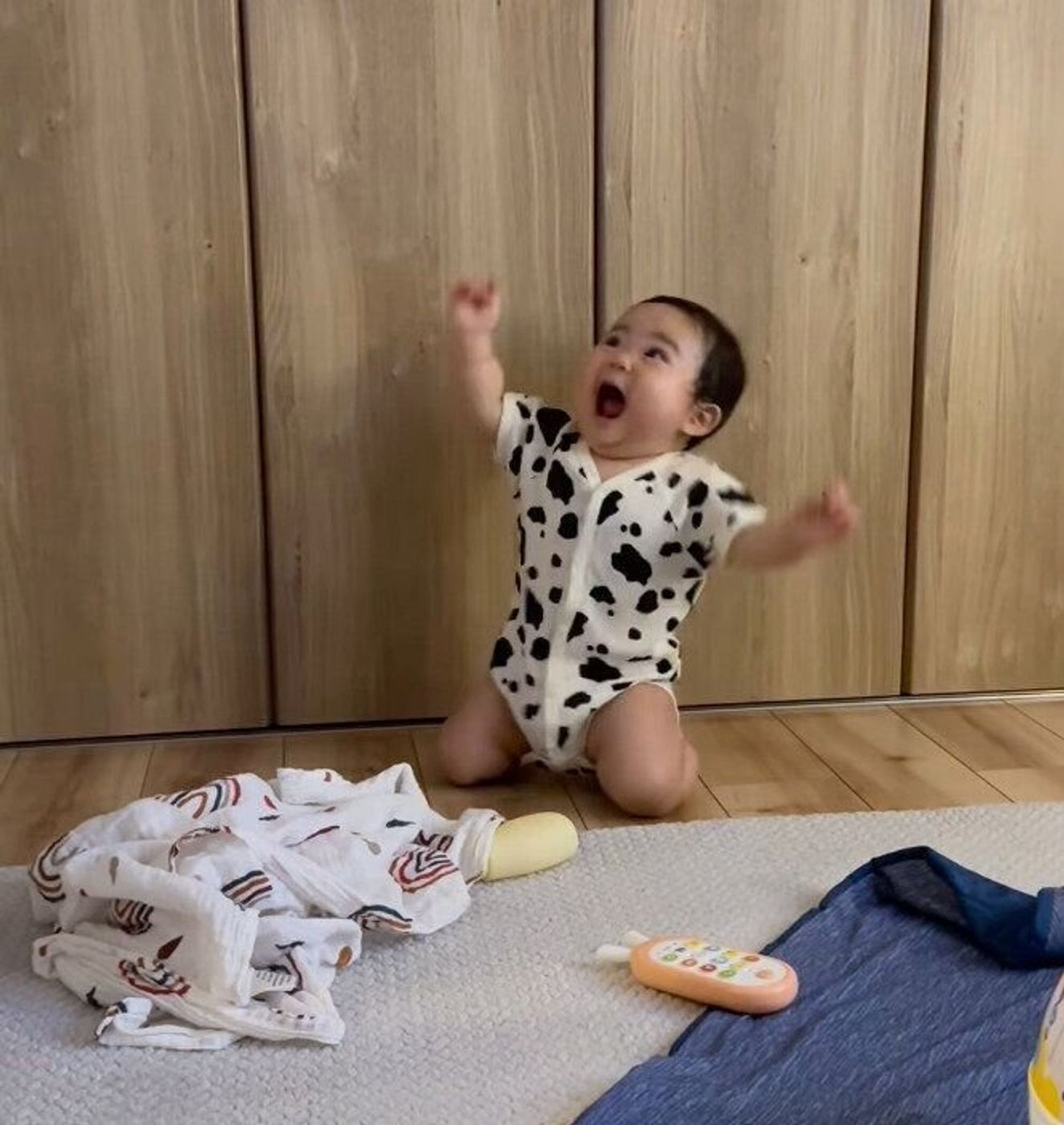 暴れる肉まん」可愛い×怖いがクセになる!? 生後9カ月の赤ちゃんの謎行動にママもびっくり！ 赤ちゃんのバズり動画 たまひよ