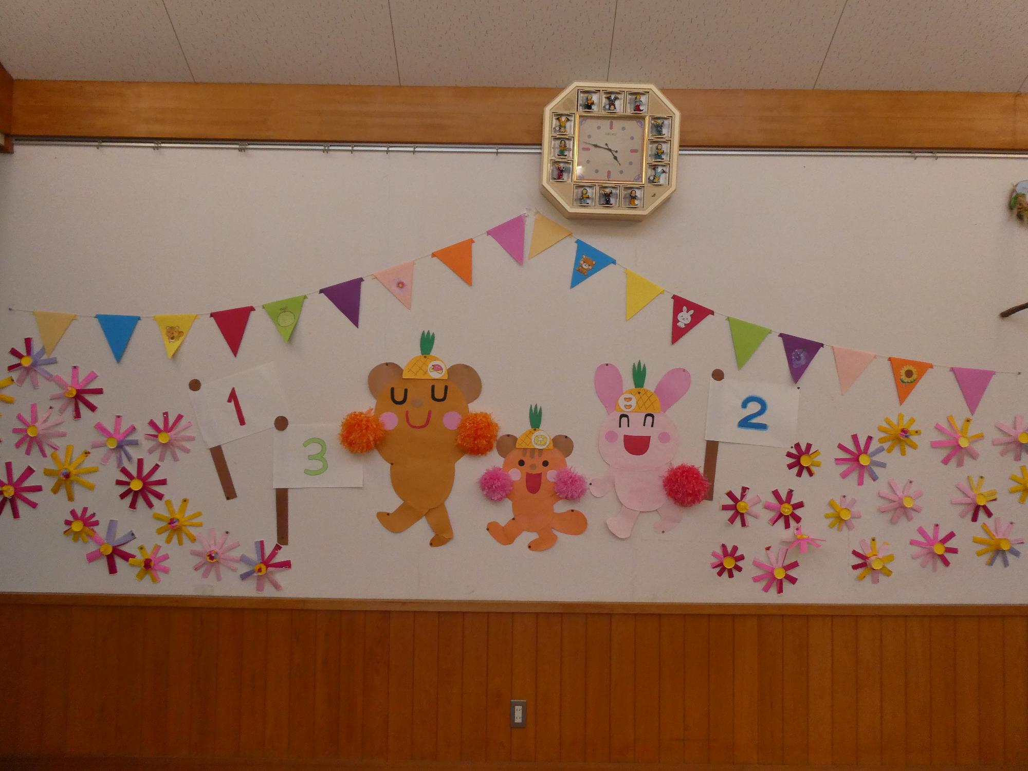 9月の壁面飾りを紹介します, テーマは「運動会」, 今回は「ばら組」さんに制作を手伝ってもらいました✨, ばら組さん、どうもありがとう♡,運動会に向けて気持ちがワクワクする, 楽しい壁面飾りが完成しました☺️, ーーーーーーーーーーーーーーーーーーーーーーーーーー,この壁面装飾が飾ってある「ひかり保育園」のお遊戯室は, 月〜水曜日の9:00〜15:00、子育て支援センターとして開放しています,