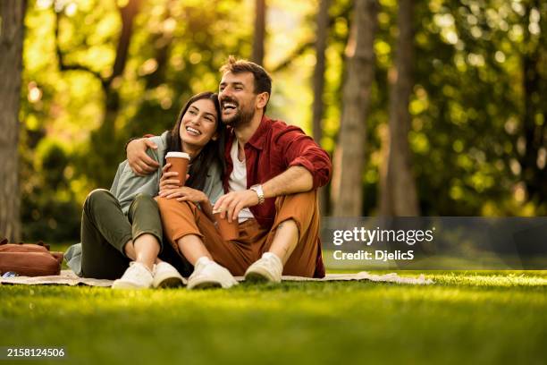 カップルフォトの撮り方とアイデア - 公園でのピクニックデート写真