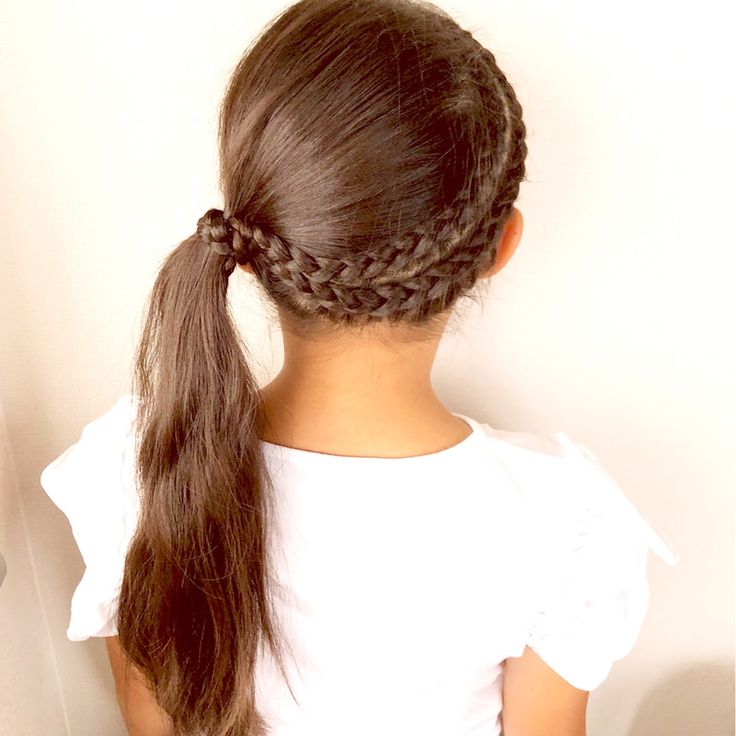 本日のヘアアレンジ👧🏻三つ編みアレンジ 崩れにくさ重視の 登園ヘア です😊途中で着替えたり、帽子被ったり、お昼寝するので、邪魔にならないように気をつけています ヘアアレンジ動画ありです！ゴム隠しと裏編みの質問を頂いたので、動画を撮ってみました😊 少し