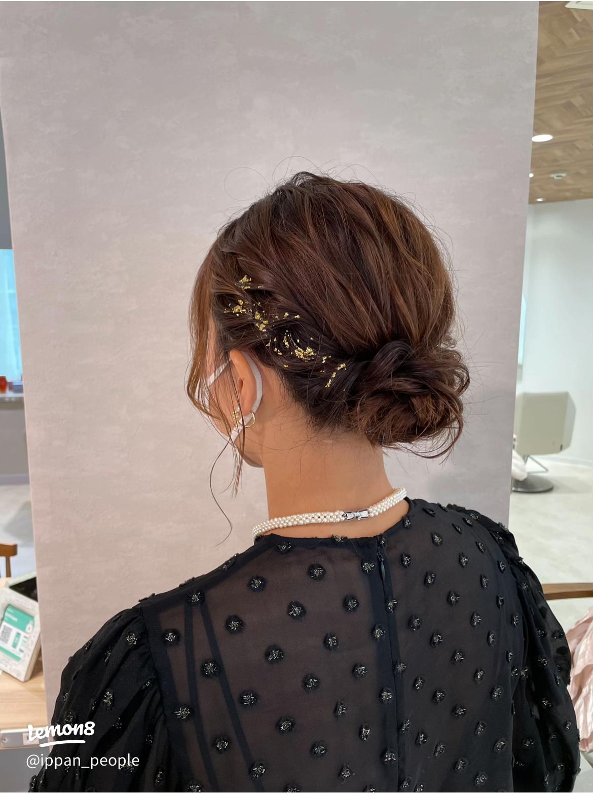 編みおろしヘアアレンジ 結婚式などのお呼ばれヘアにぴったり◎ さりげない金箔でほんのり華やかに arc Ruri コテ巻き風パーマ arc所属 のヘア カタログ 20241117003355 ミニモ