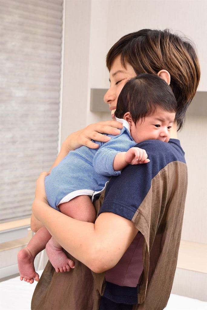 新生児に縦抱きをしても大丈夫？ほかの抱っこ方法や注意事項も解説comottocomottoコラム - NTTドコモ