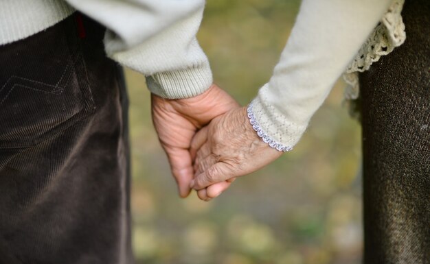 40歳過ぎの夫婦でも手を繋ぐかってポストを見て、50歳過ぎでも繋いでますってコメントしようとして、場違いかもと思って止めた 🫣💦ウチはヨメさんがアホなんじゃないかと思うぐらい、近所のスーパーへ買い物に行くだけでも、家の前に出た段階から手を繋いでくる