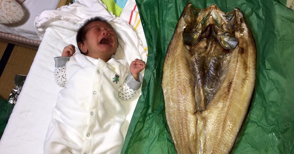 コラかと思った」「怖い」 “デカすぎる魚介類”と“赤ちゃん”の大きさを比較した画像が衝撃的すぎる 1 2ねとらぼ