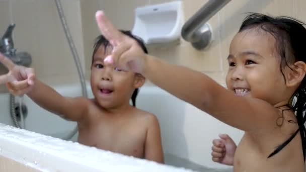 楽しくお風呂に入る女の子 - 商用利用可能な写真素材・イラスト素材ならストックフォトの定額制ペイレスイメージズ