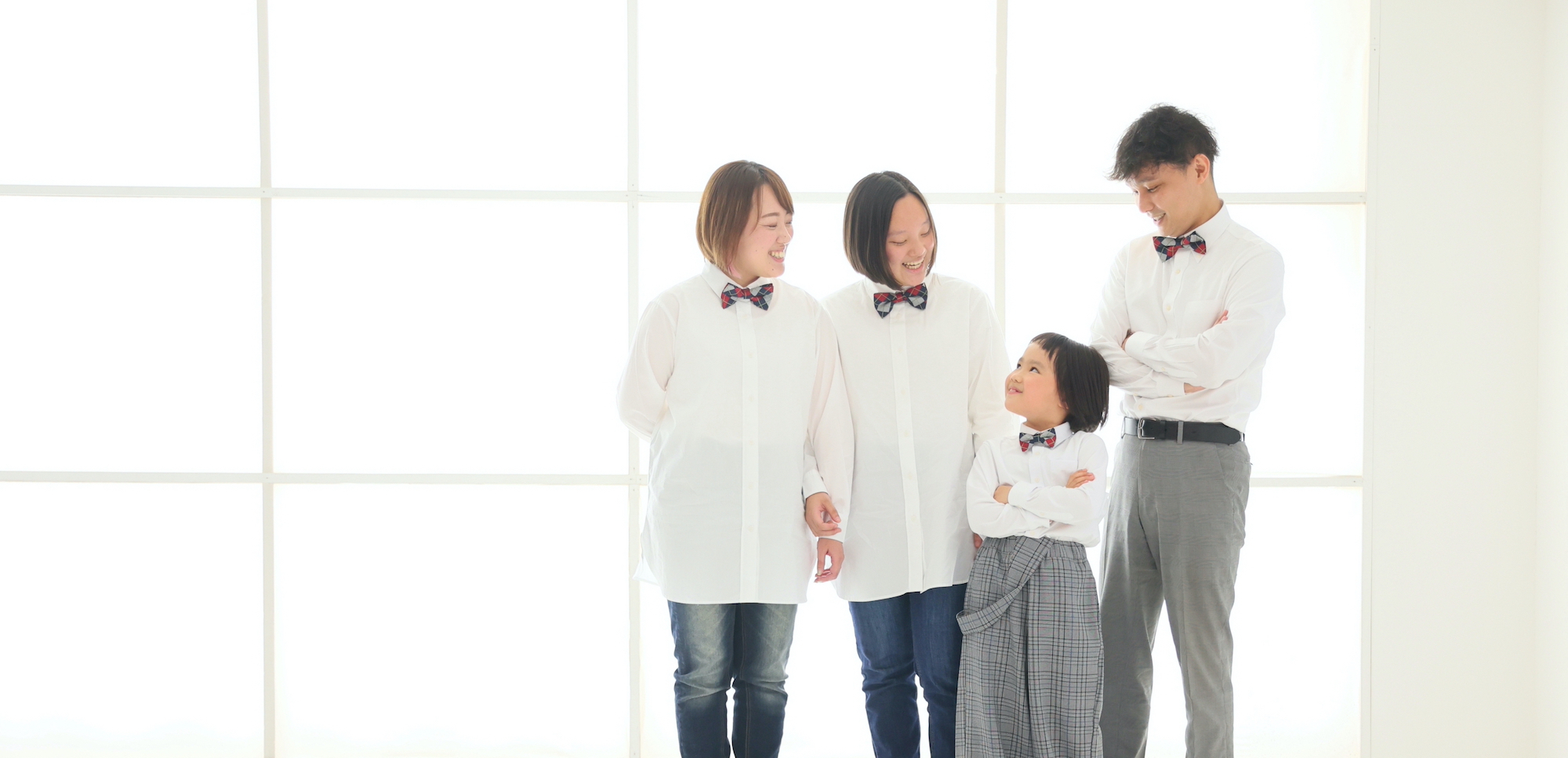 おしゃれな家族写真を撮るには？服装・場所などを解説 - ハピリィフォトスタジオ